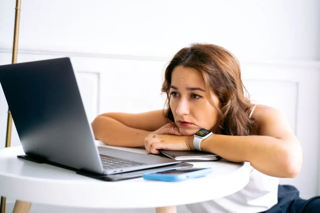 Mujer indecisa buscando una formación online