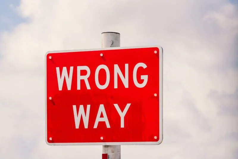 Señal de tráfico roja con el texto «Wrong way», que indica dirección equivocada