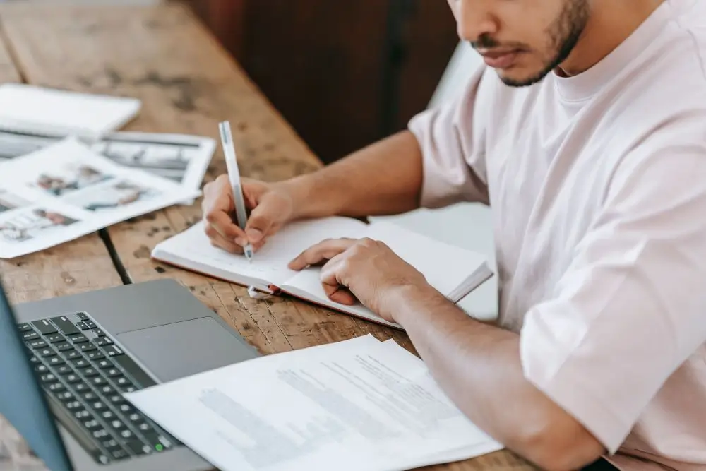Persona estudiando con portátil y libreta: lo que hay que aprender para ser partner digital